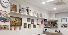 Interno del negozio Barber Shop.